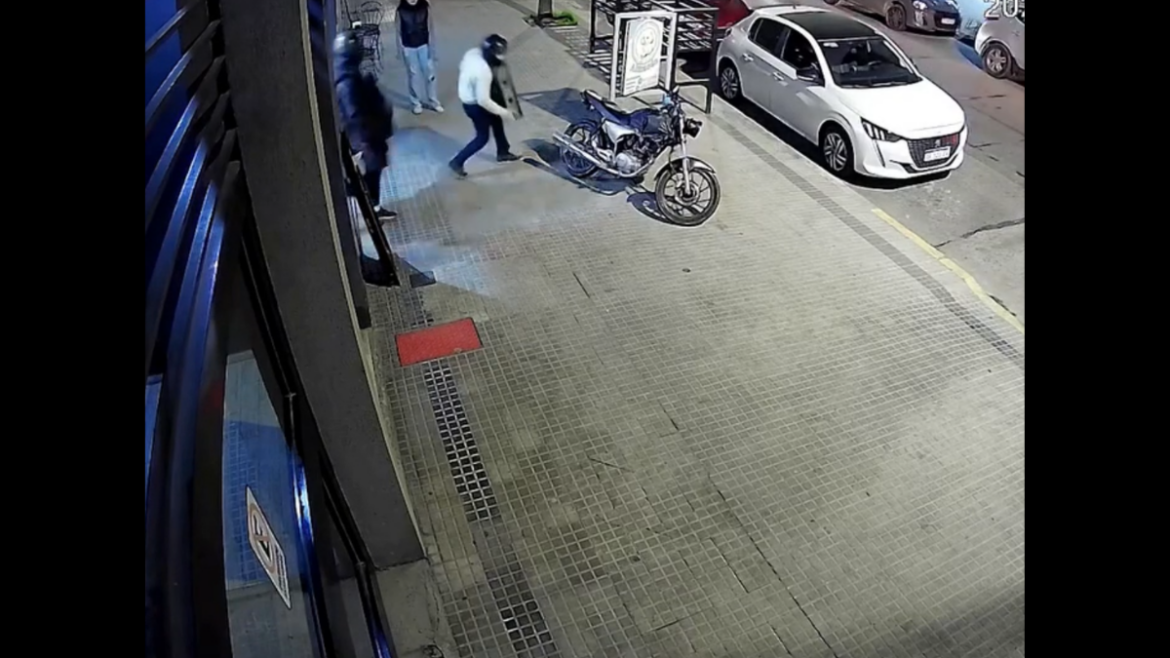 Violento asalto en un kiosco de La Plata: golpearon y encerraron a una adolescente de 17 años