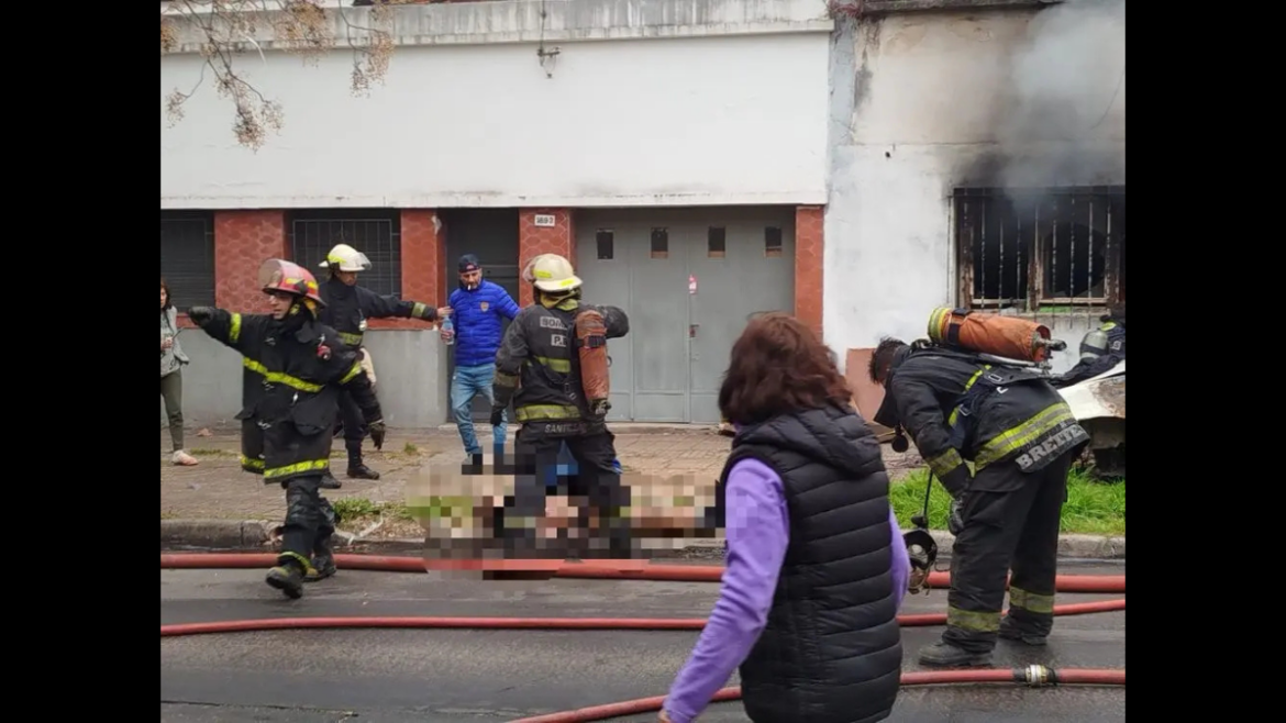 Tragedia en La Plata: una mujer murió en un incendio y un ciclista quedó bajo investigación