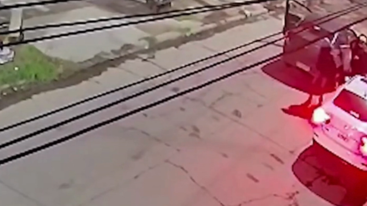 Video: un policía retirado frustró a los tiros el robo de su auto y uno de los ladrones resultó herido