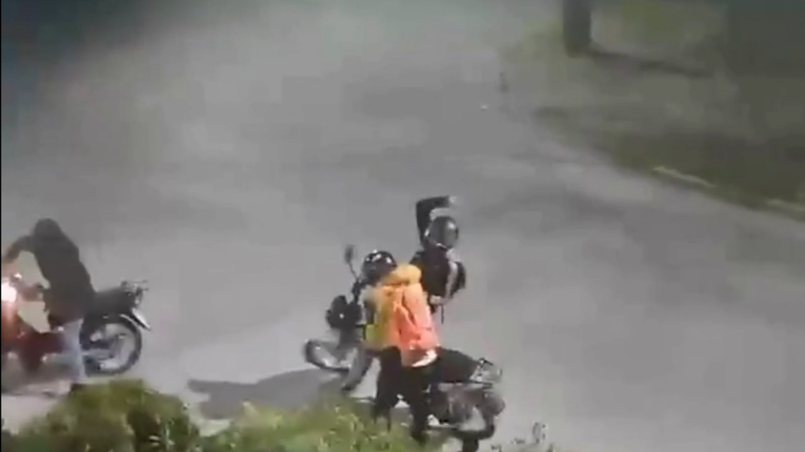 Video: a un repartidor se le rompió la moto, intentaron asaltarlo y tres vecinos evitaron el robo