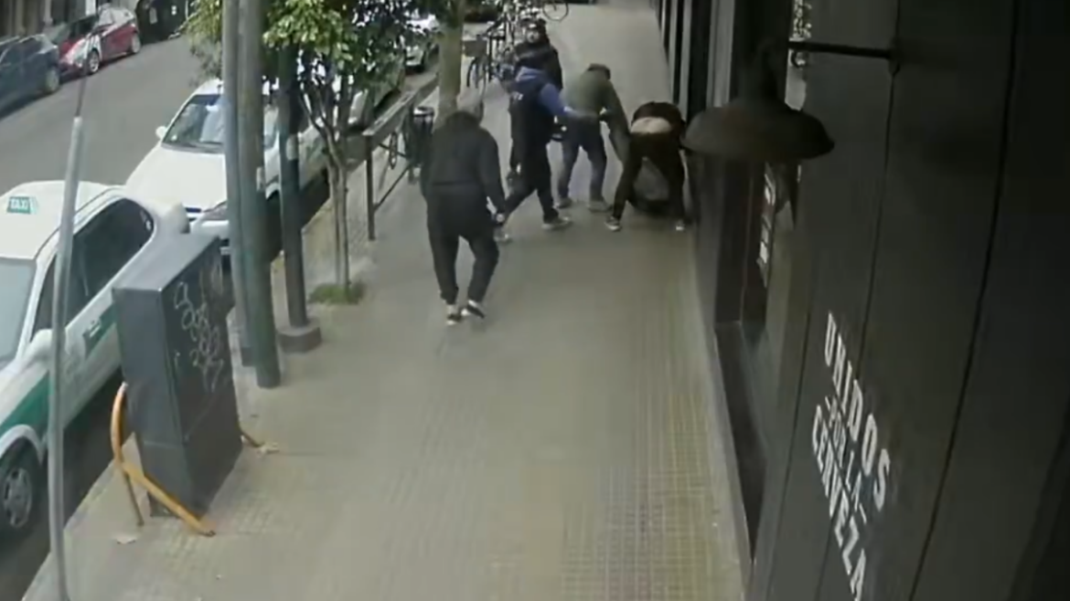 Pelea en una parada de taxis de La Plata: dos hombres resultaron heridos y hubo denuncias cruzadas