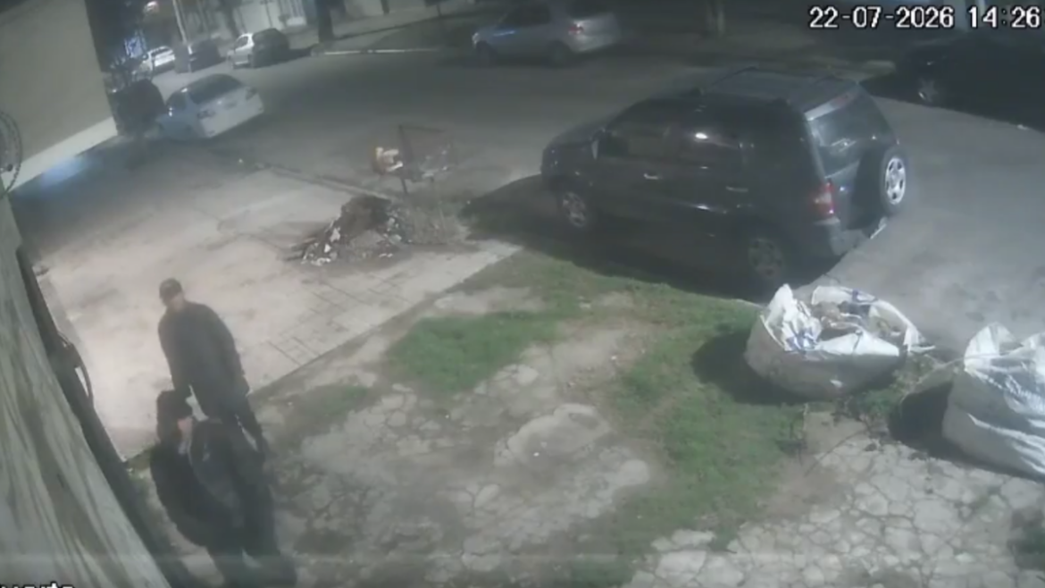Intentaron llevarse una moto de una casa en La Plata, pero escaparon al ser descubiertos