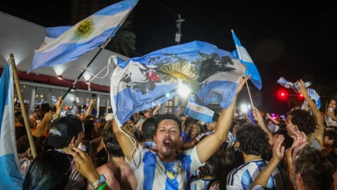 Argentina vs. Inglaterra: la FIFA prohibió el ingreso de banderas y prendas con referencias a las Islas Malvinas