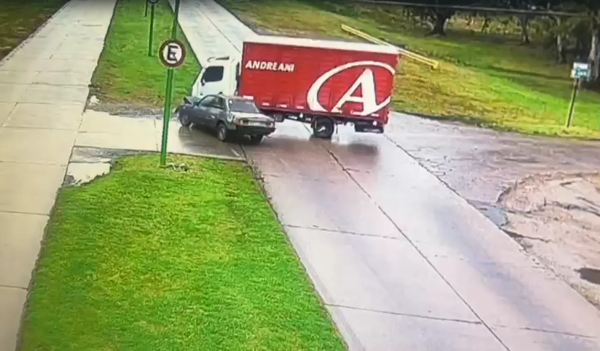 Video: una mujer y su bebé fueron trasladados al hospital tras un accidente en Ensenada