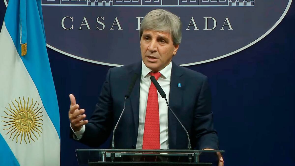 Caputo anunciará una nueva ley para incentivar el uso de los «dólares del colchón»