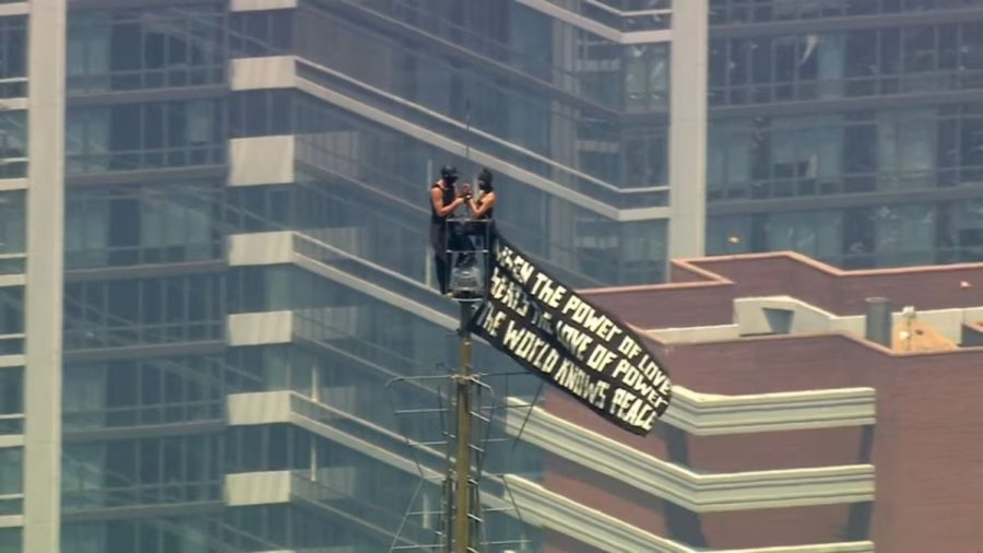 Dos personas treparon el Empire State, desplegaron una bandera por el amor y terminaron detenidas