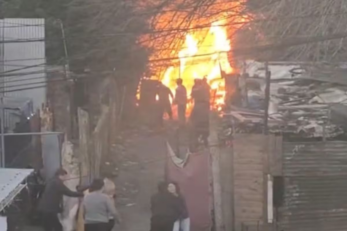 Murió una joven de 29 años en el incendio de una vivienda en Los Hornos: dos de sus hijos permanecen internados