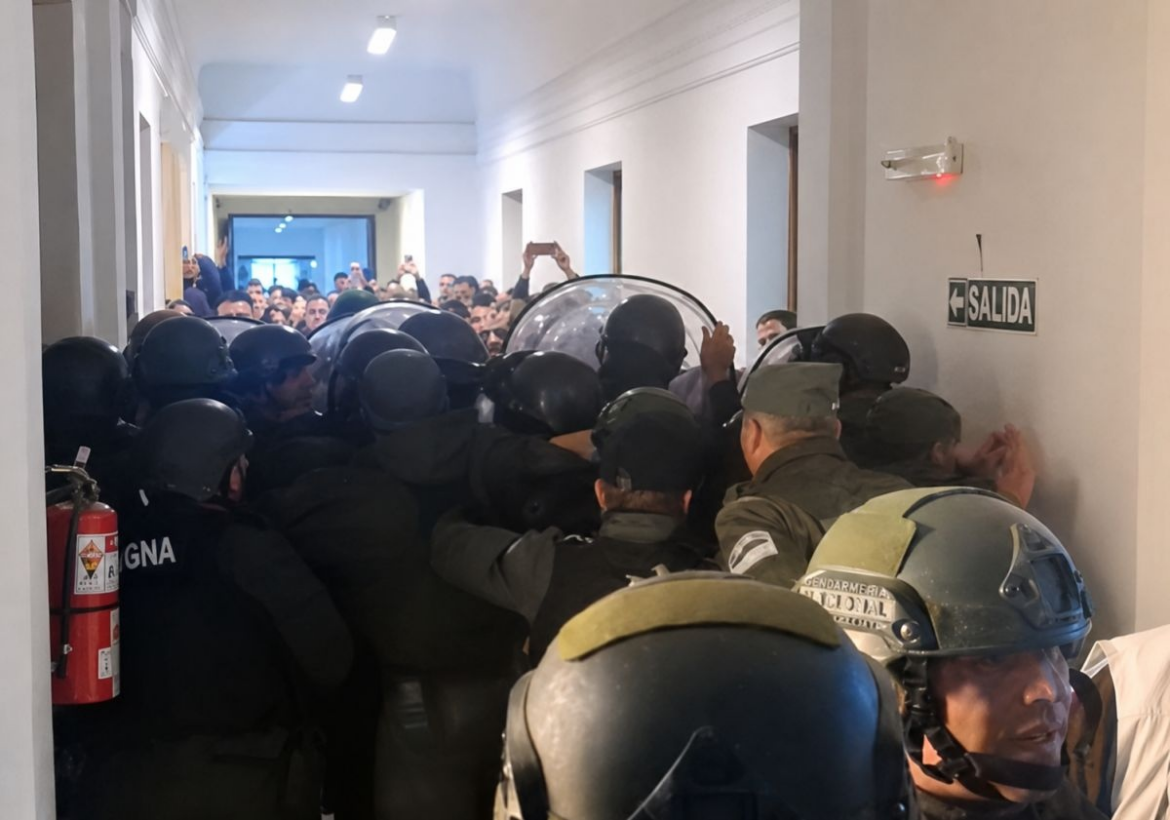 Rodeado por gendarmes, salió el presidente de la CNEA tras el anuncio de casi 100 despidos