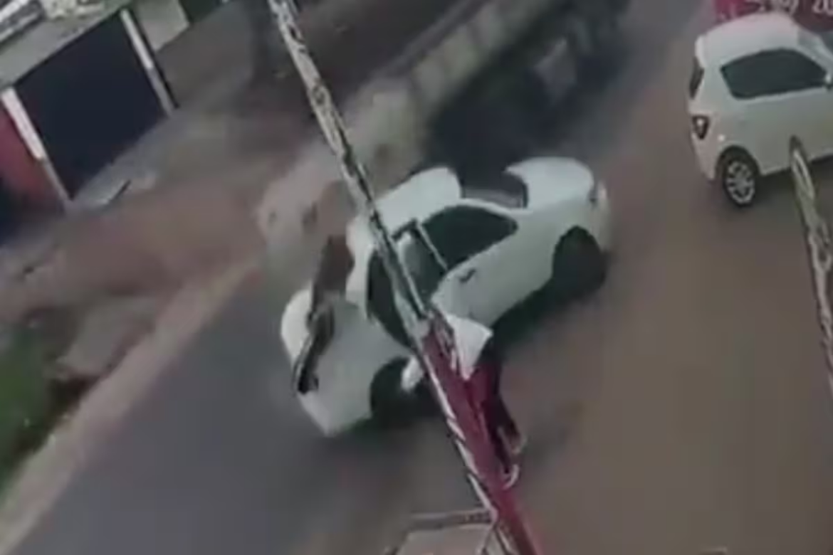 Video: Una bebé salió despedida de un auto tras el choque de un camión
