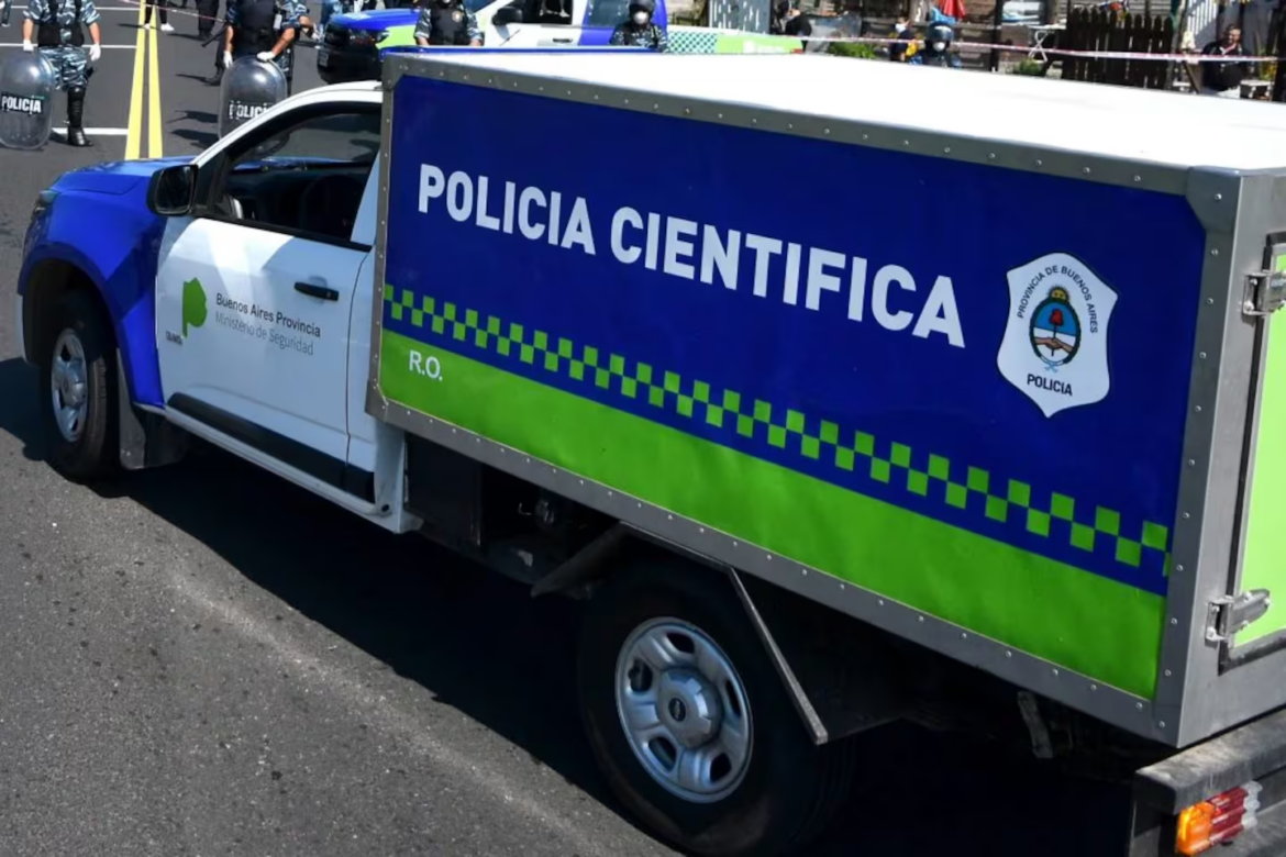 Intentó entrar a robar a un depósito, quedó atrapado en un boquete y murió