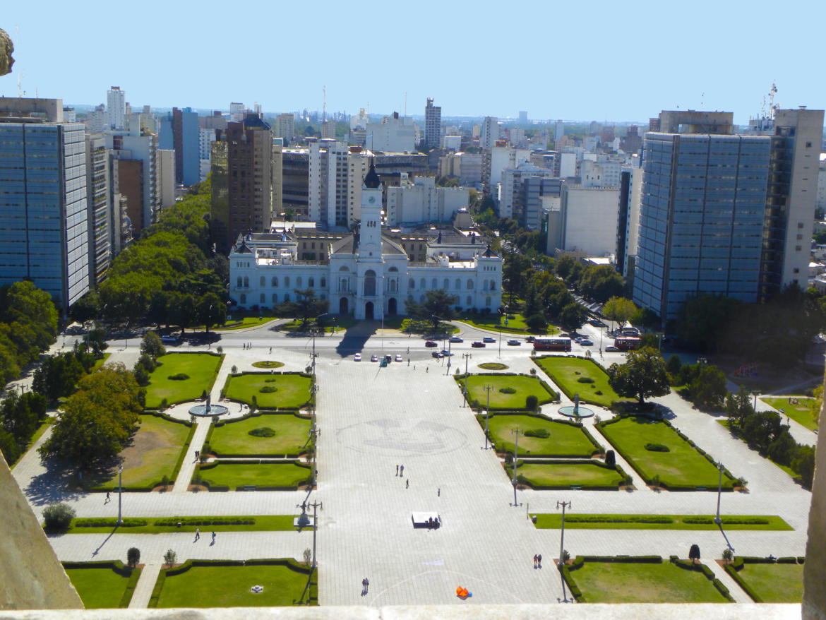 Alak anticipó obras para renovar Plaza Moreno y proyecta sumar más espacio verde