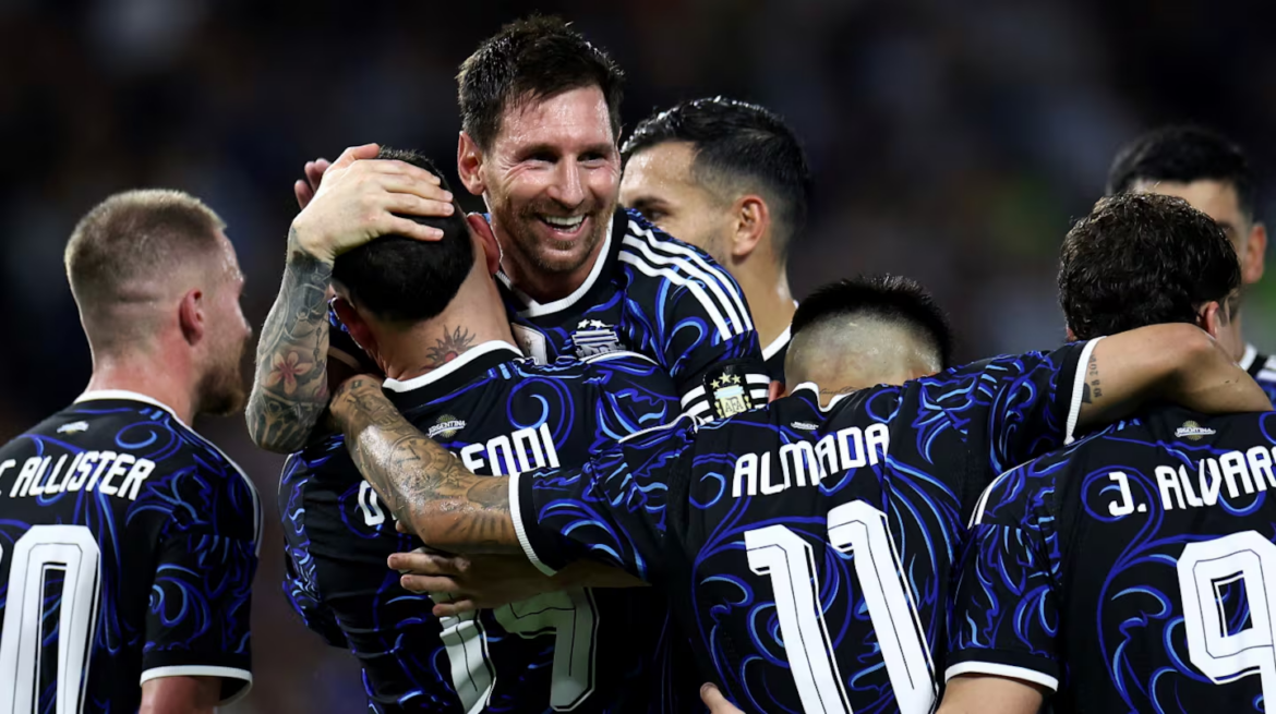 Argentina jugará con la camiseta alternativa ante Inglaterra y los antecedentes entusiasman a los hinchas