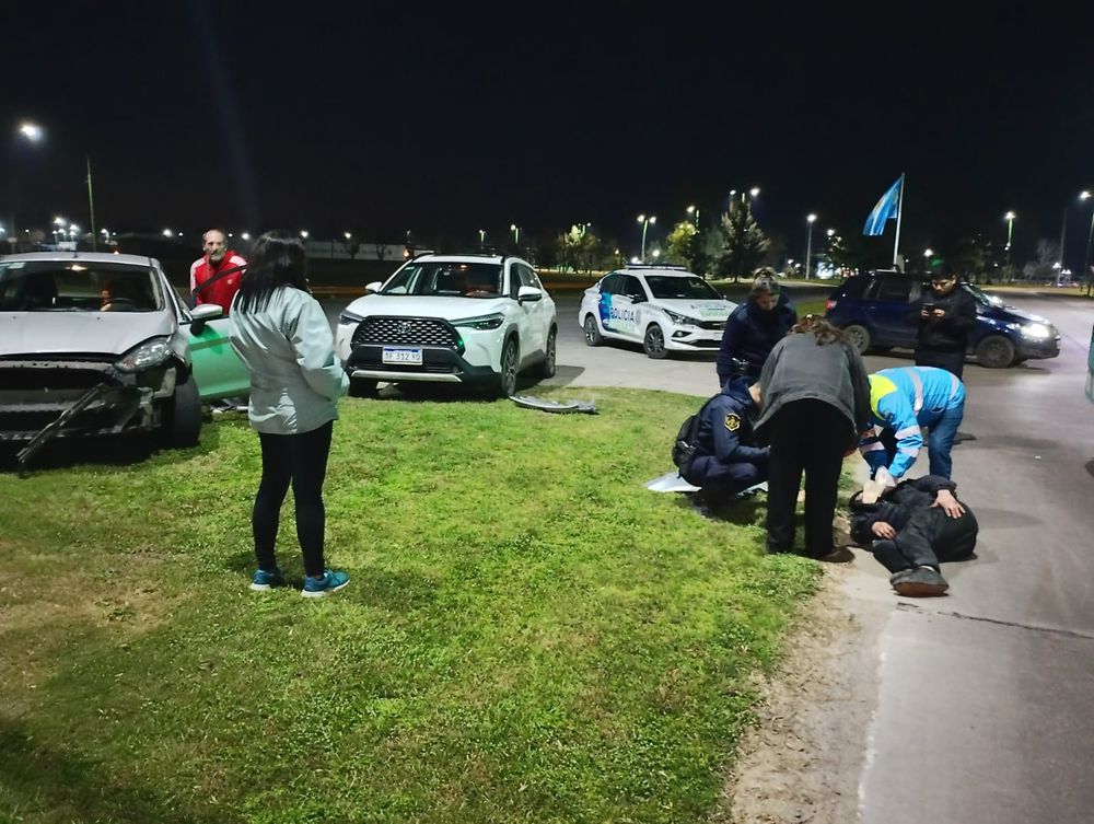 Un adolescente resultó herido en un choque entre un auto y una moto en Camino a Punta Lara