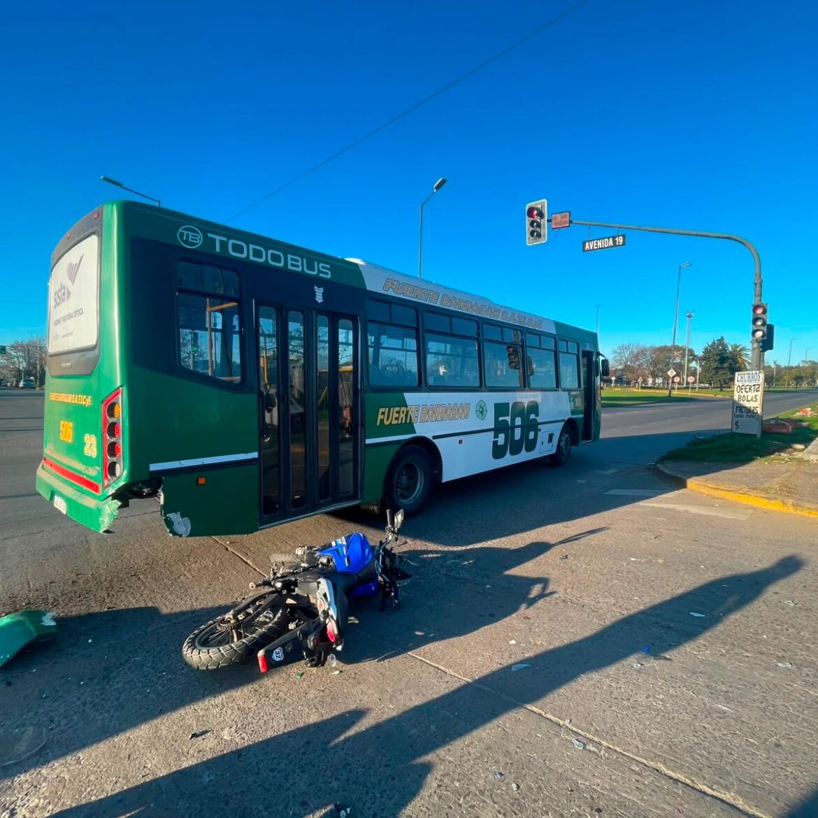 Un efectivo policial resultó herido tras chocar con un colectivo de la línea 506 en La Plata