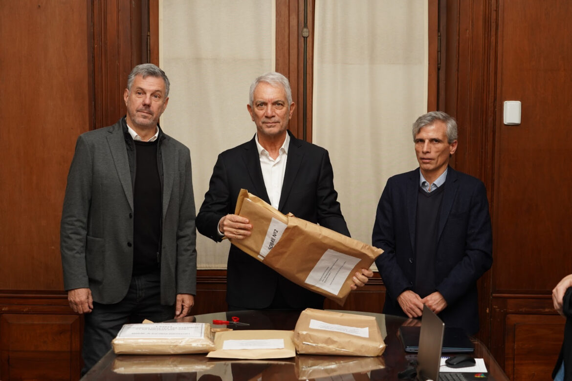 Alak encabezó la apertura de sobres para reparar las cubiertas del Palacio Municipal