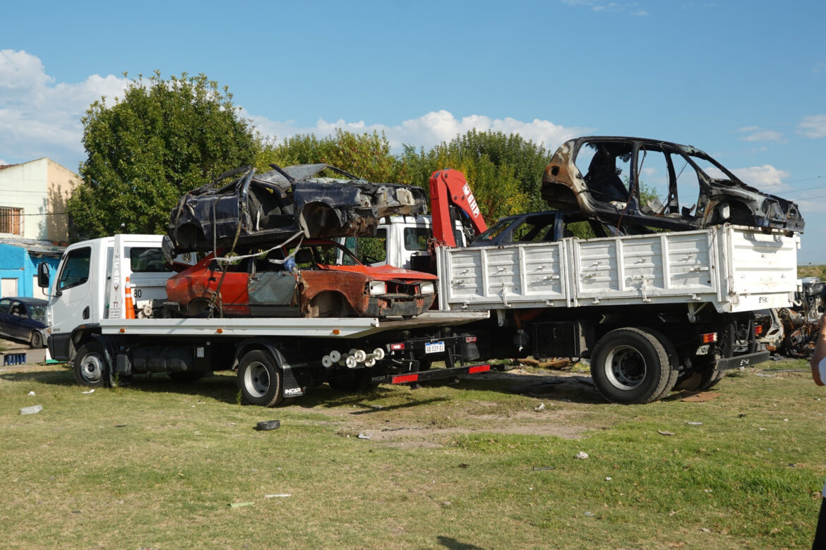 El Municipio retiró autos abandonados de Los Hornos, Villa Elvira, Hernández, City Bell y el casco