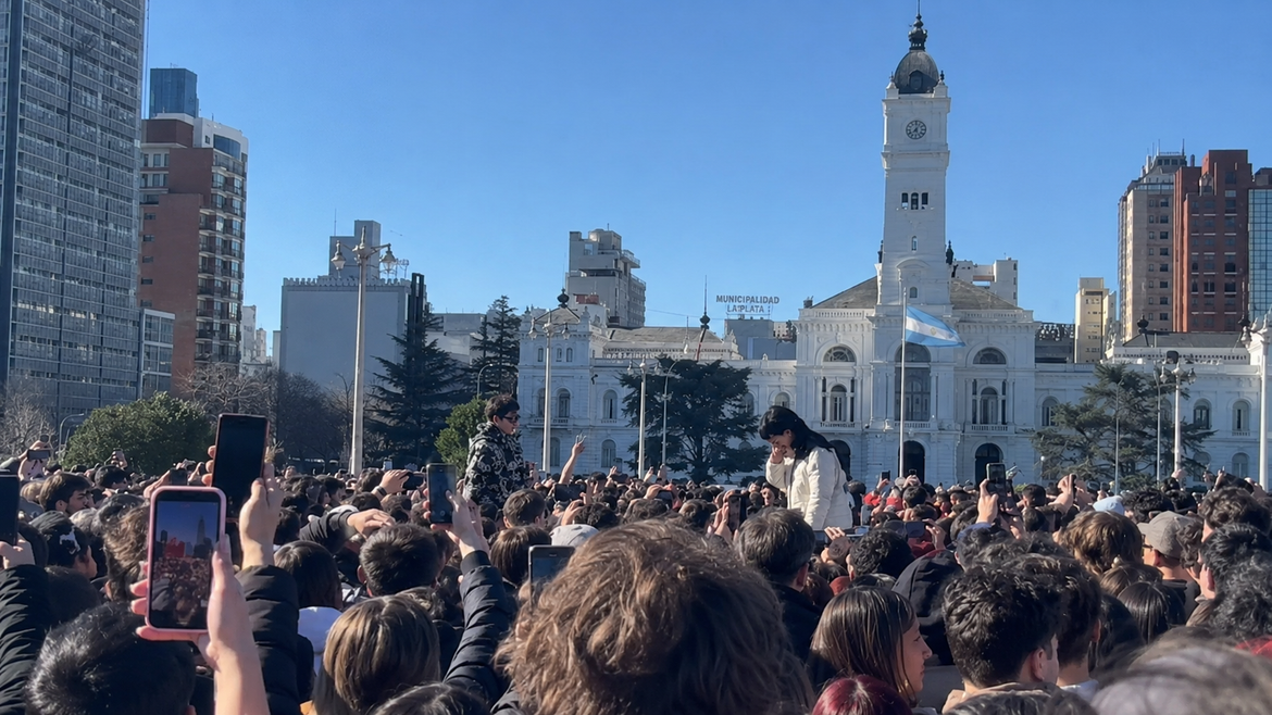Cientos de jóvenes participaron de una batalla de “farmear aura” en Plaza Moreno