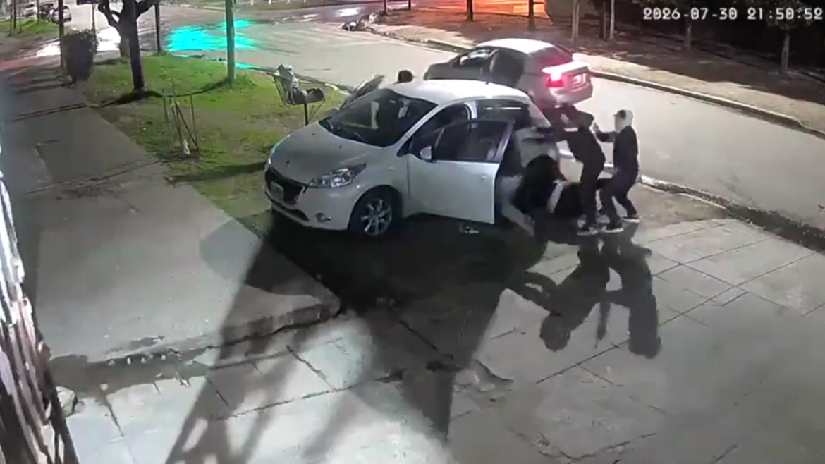 Video: cinco delincuentes atacaron a una mujer cuando llegaba a su casa