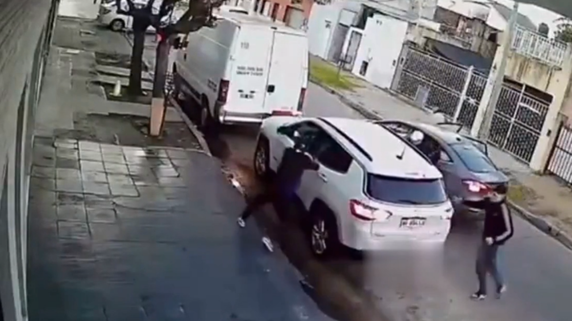 Cuatro delincuentes armados asaltaron a un jubilado de 76 años y le robaron la camioneta
