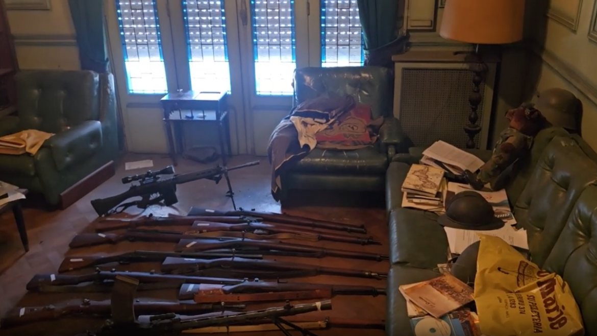 Encontraron armas de guerra, municiones y objetos nazis en la vivienda de un hombre de 89 años