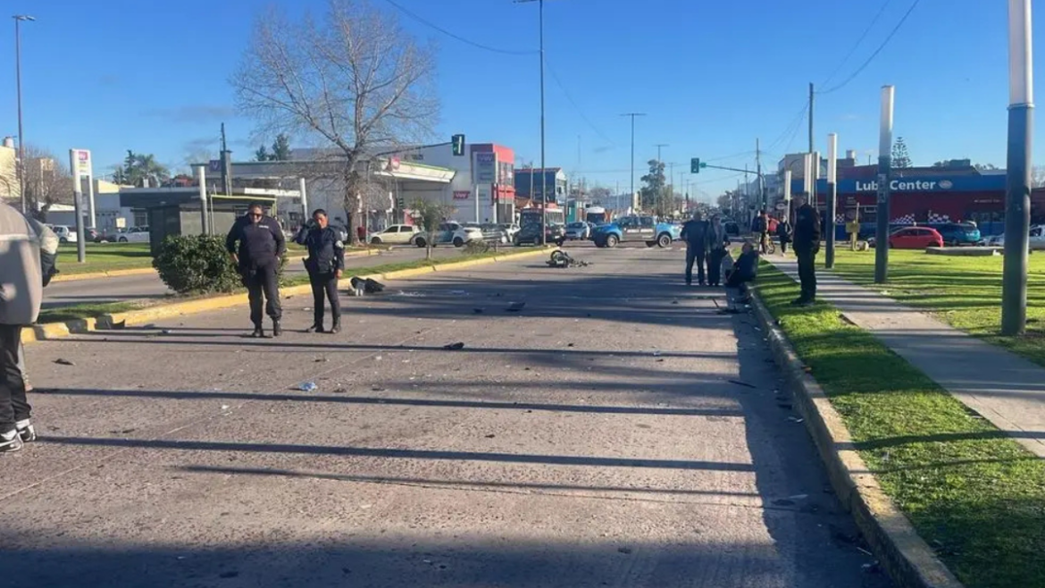 Dos motociclistas fueron trasladados a distintos hospitales tras un impacto en avenida 44