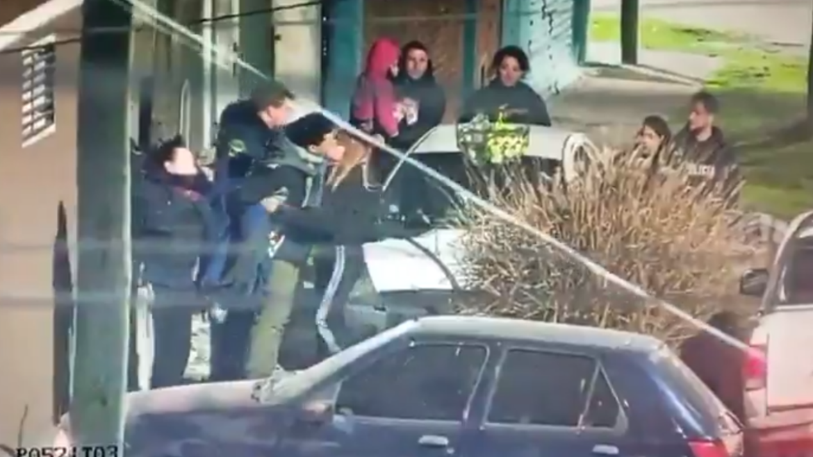 Cayó por venta de drogas y su pareja lo despidió a los besos antes de que subiera al patrullero