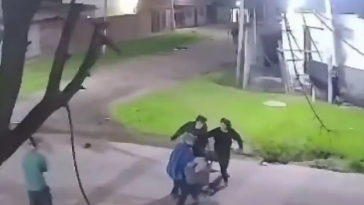 La Plata: una pelea callejera durante la madrugada quedó filmada y vecinos reclaman más patrullajes