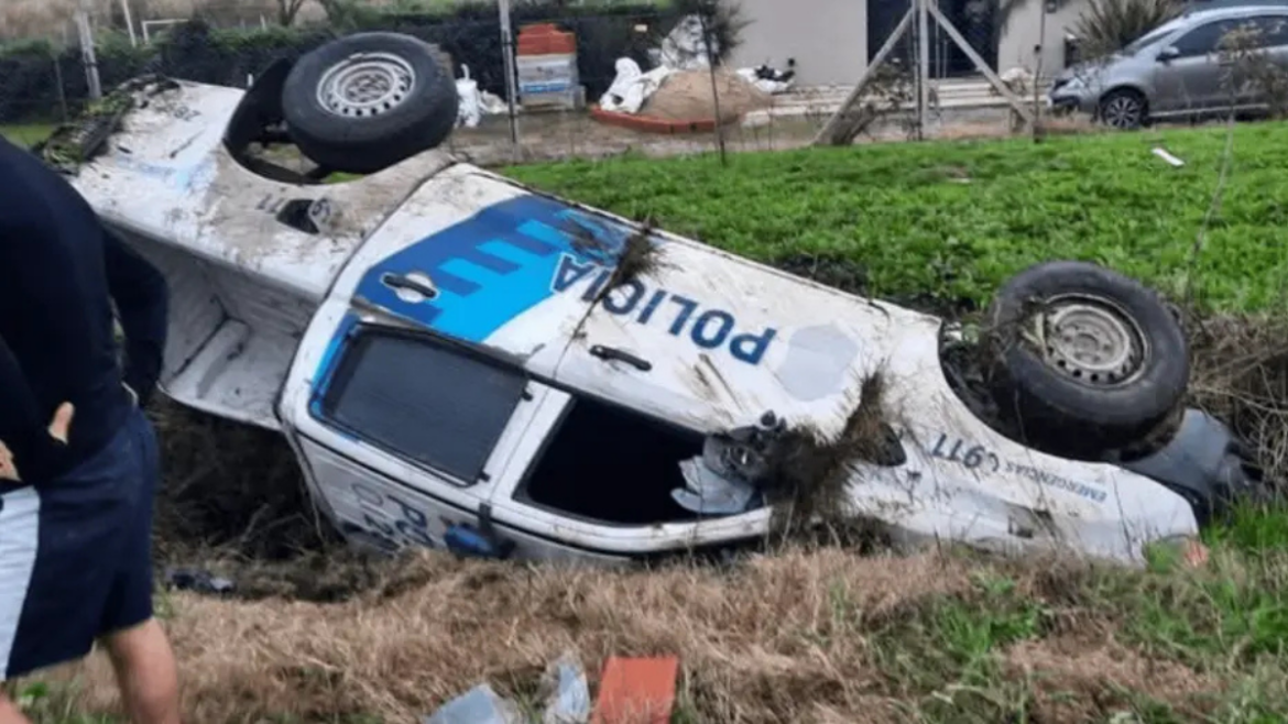 Video: persecución y operativo en Los Hornos: tres arrestados y un patrullero terminó en un zanjón
