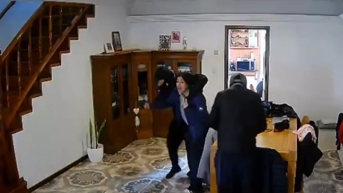 Video: violenta entradera, golpearon a un hombre, amenazaron a su mujer y escaparon con su camioneta