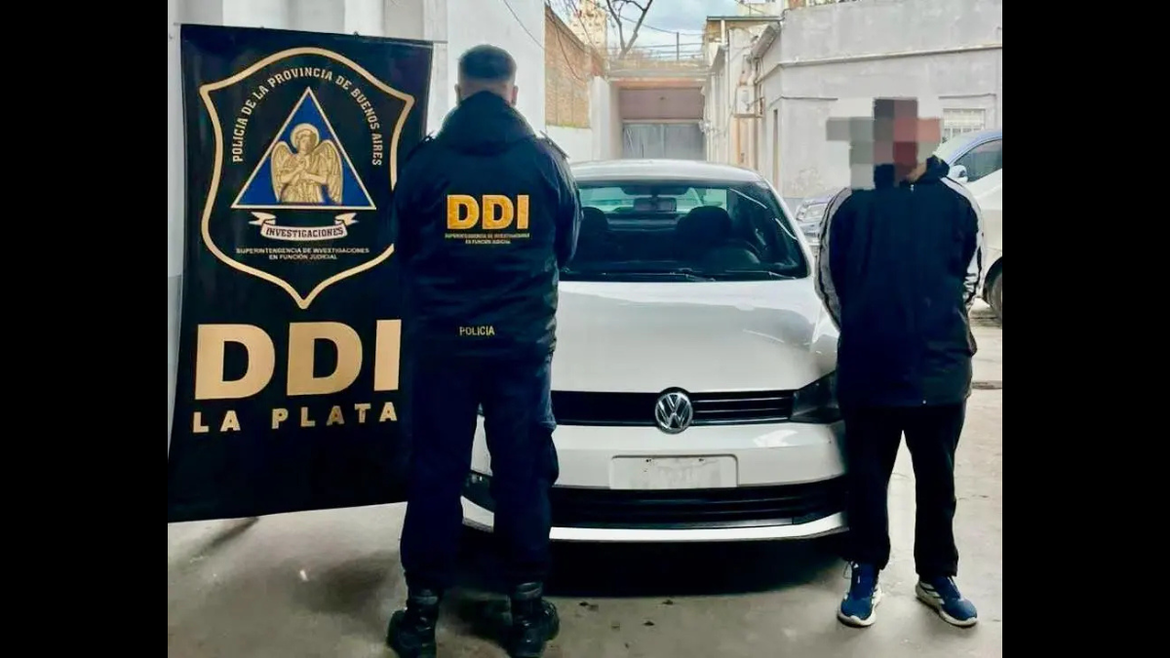 Detuvieron en La Plata a un joven que circulaba en un auto robado con patentes adulteradas