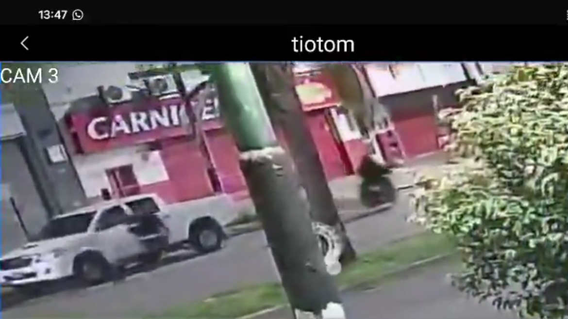 Motochorros atacaron a un profesor cuando llegaba a trabajar en Ringuelet
