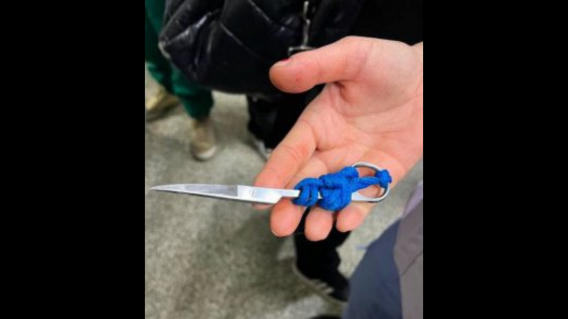 Enfermera fue apuñalada en el cuello con una tijera por un paciente dentro de un hospital