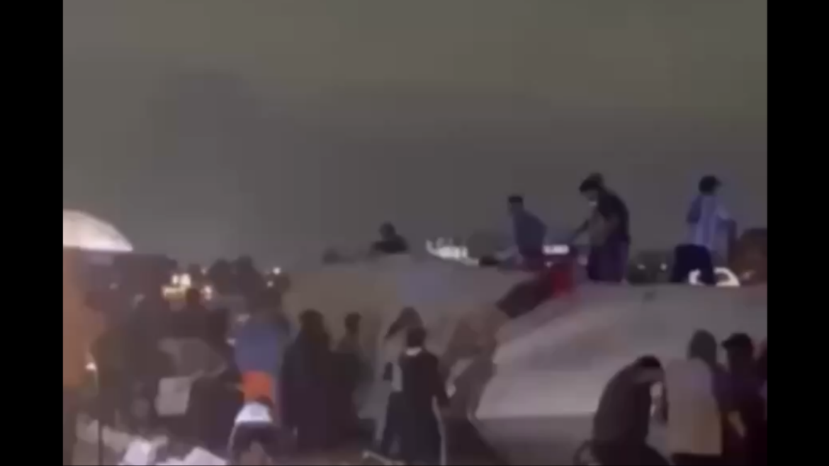 Video: volcó un camión con productos lácteos en la autopista y saquearon la carga