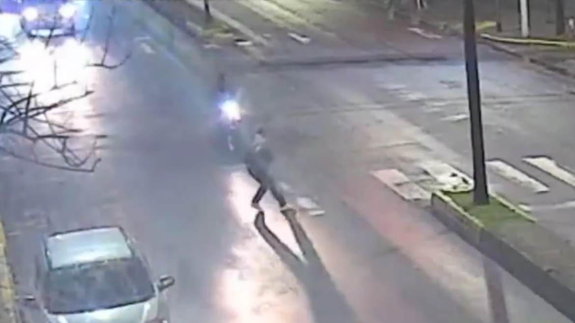 Cruzó en rojo con la moto, atropelló a una mujer y terminó cayendo sobre el asfalto