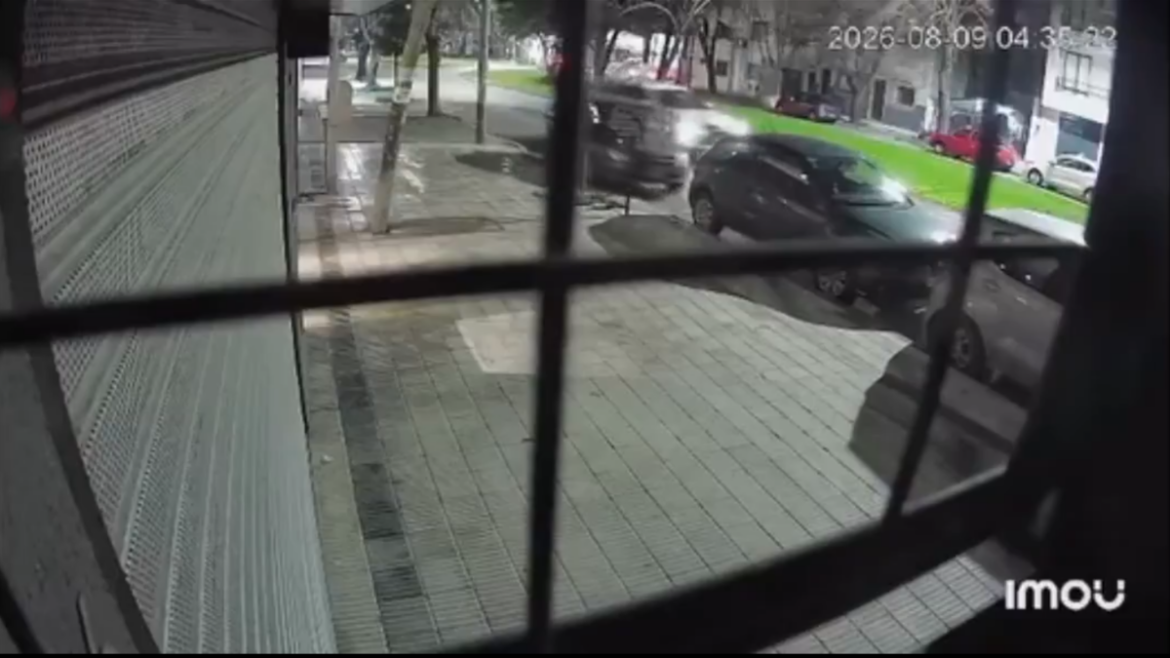 PIDEN AYUDA PARA IDENTIFICAR A UN AUTOMOVILISTA QUE CHOCÓ UN VEHÍCULO Y ESCAPÓ EN LA PLATA
