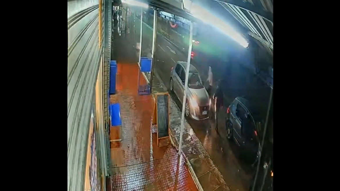 Intentaron robarle el auto mientras estaba con su familia y un policía mató a uno de los asaltantes