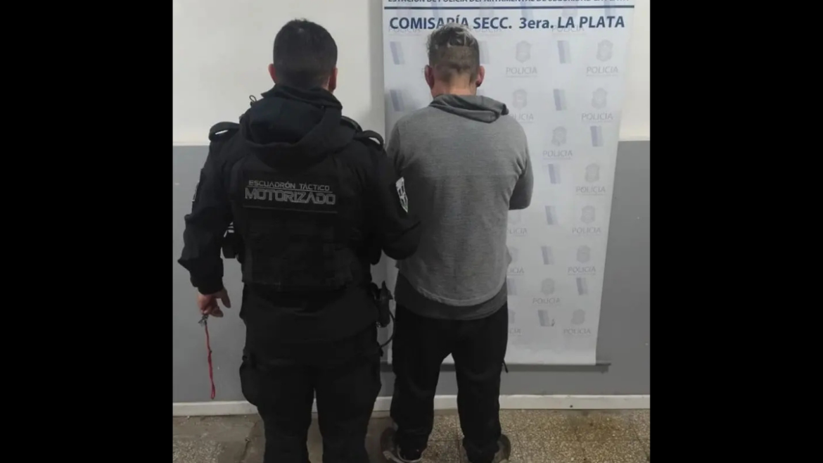 Robó un auto a mano armada en Los Hornos, huyó y terminó reducido por la víctima y varios vecinos