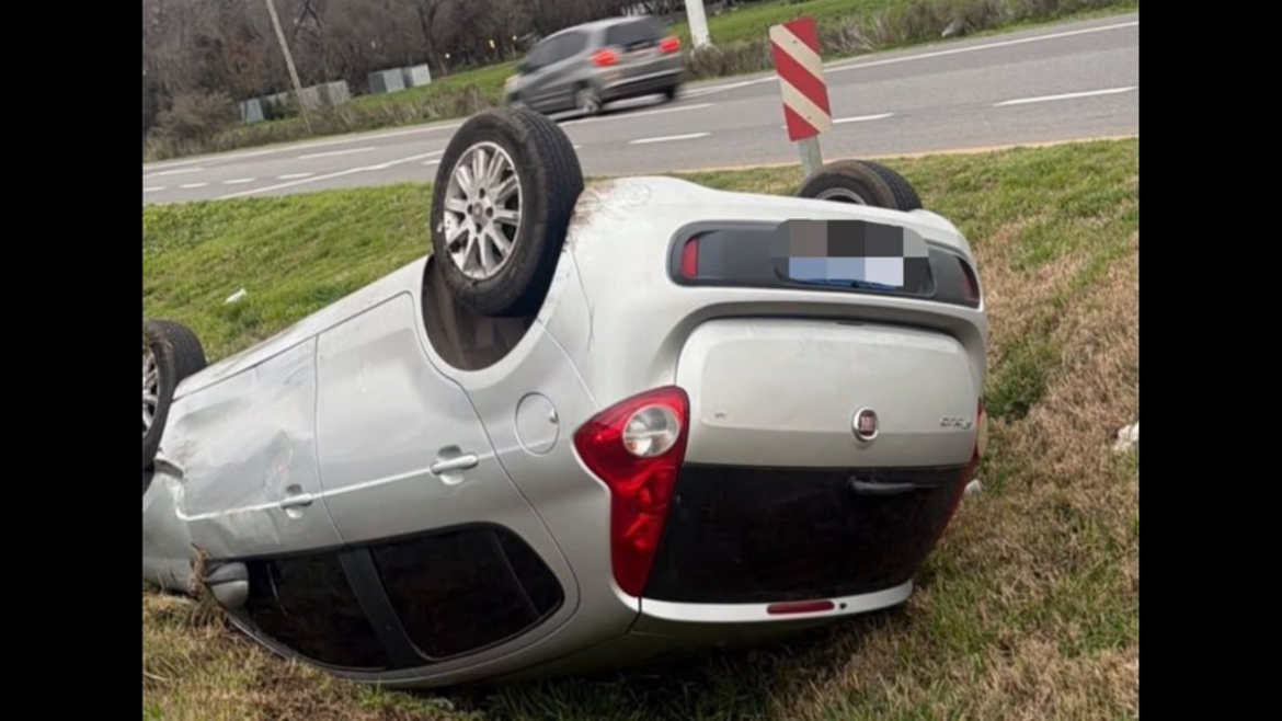 Ruta 2: una mujer policía perdió el control de su auto, volcó y salió ilesa