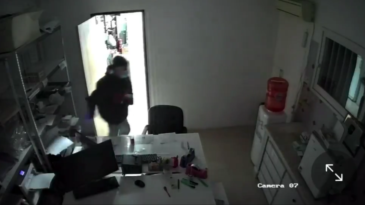 Gonnet: delincuentes asaltaron una farmacia, robaron la recaudación y agredieron a las empleadas