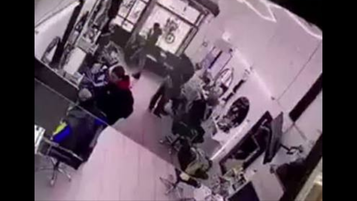 Un adolescente de 15 años fue detenido por asesinar a un barbero durante una pelea