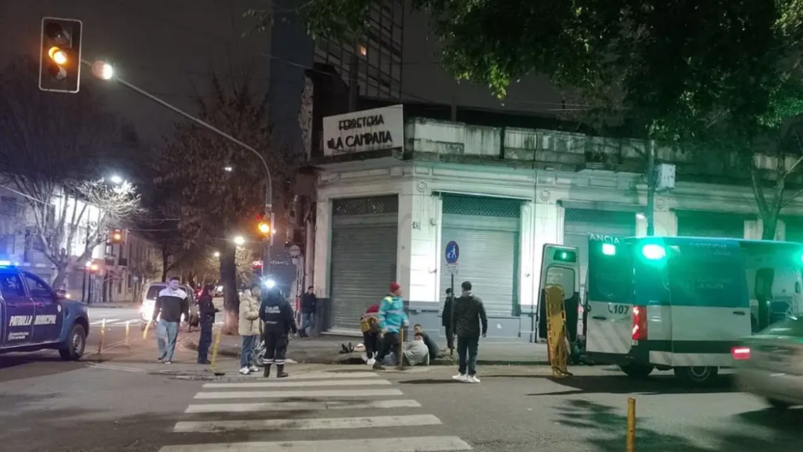 Tres heridos tras un choque entre una camioneta y una moto en pleno centro de La Plata