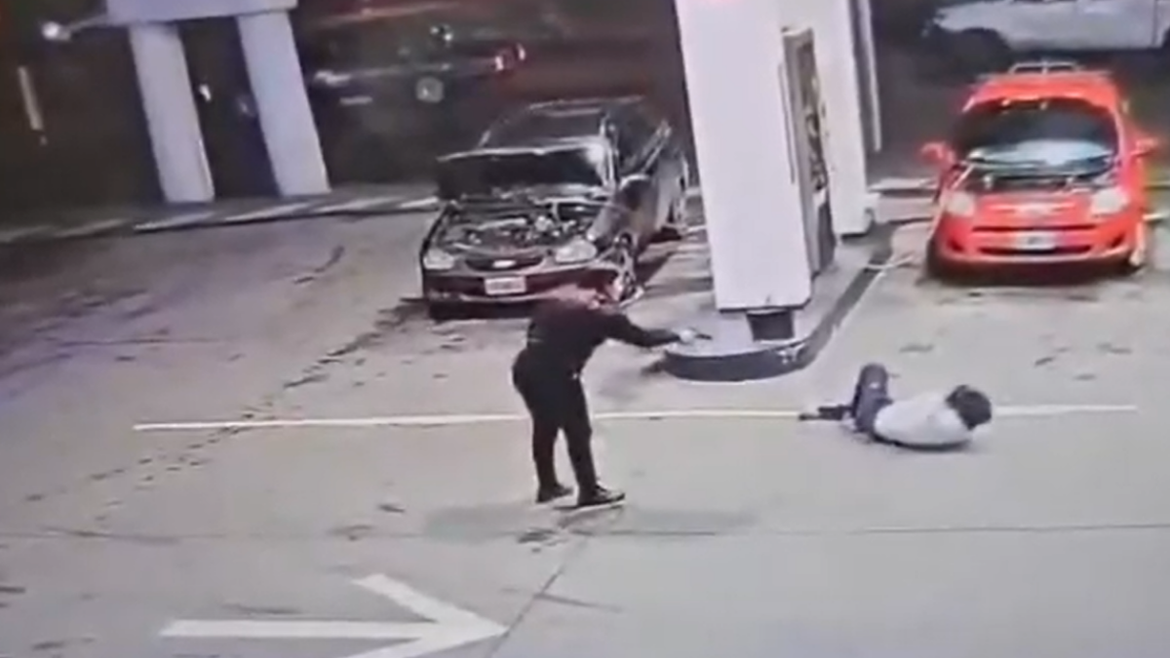 Video: Una policía baleó a un motochorro durante un intento de robo
