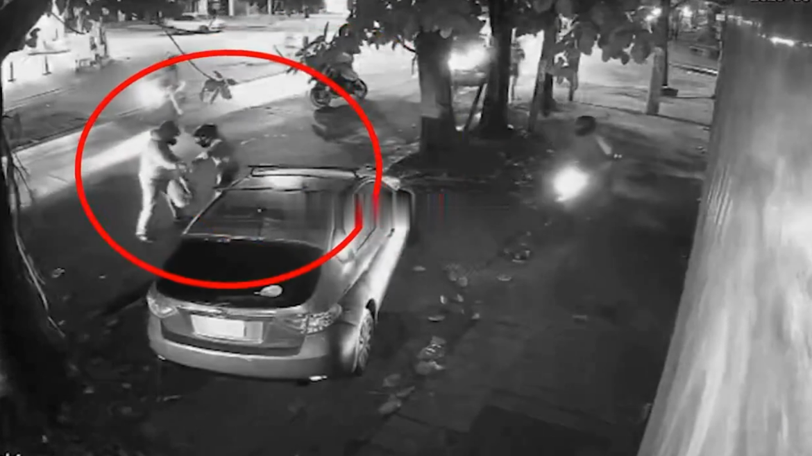 Un policía frustró un asalto y se tiroteó con cuatro delincuentes cerca de un jardín