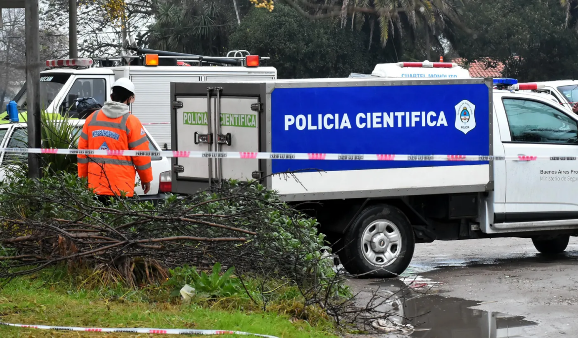 Mataron a un hombre en Villa Elvira y buscan a su hijastro por el crimen