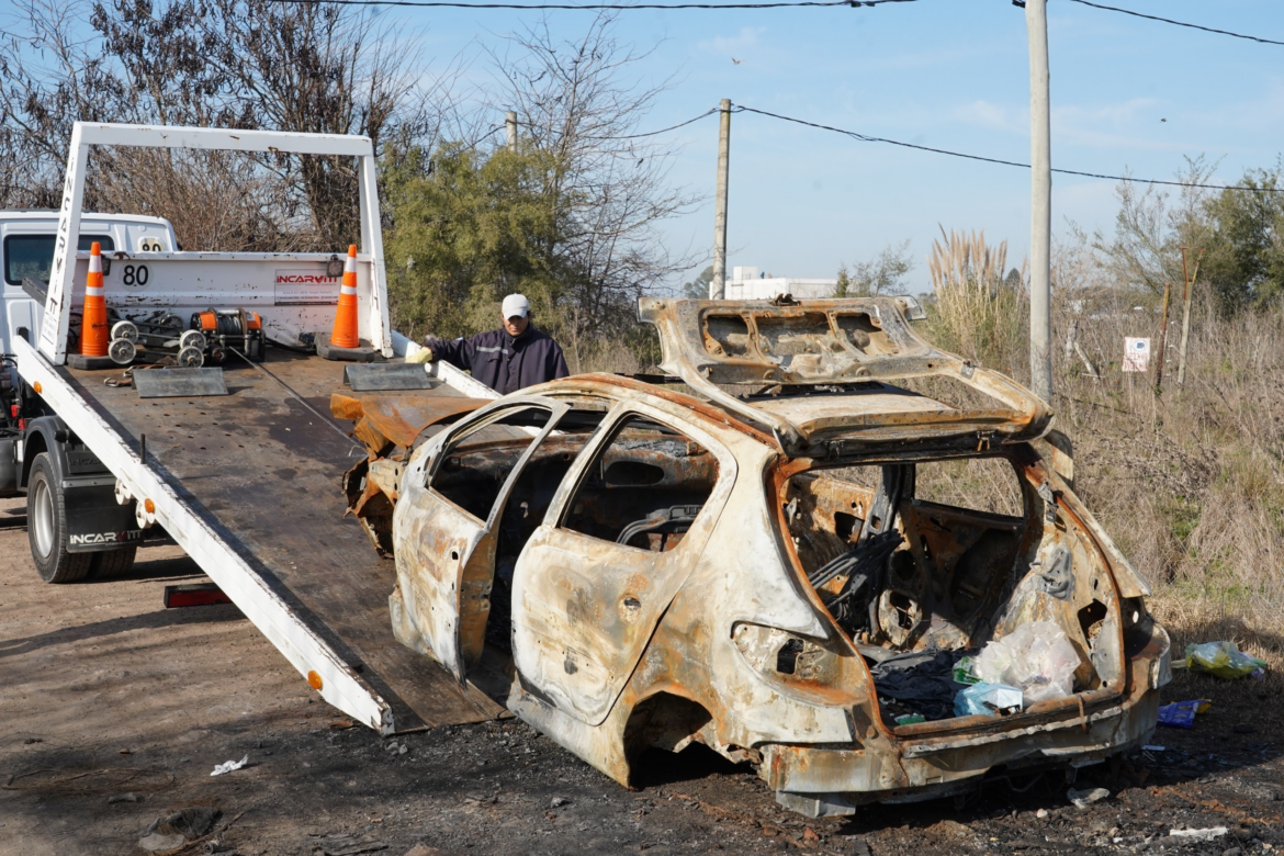 El Municipio retiró autos abandonados en Barrio Hipódromo, Gonnet, Altos de San Lorenzo y el casco