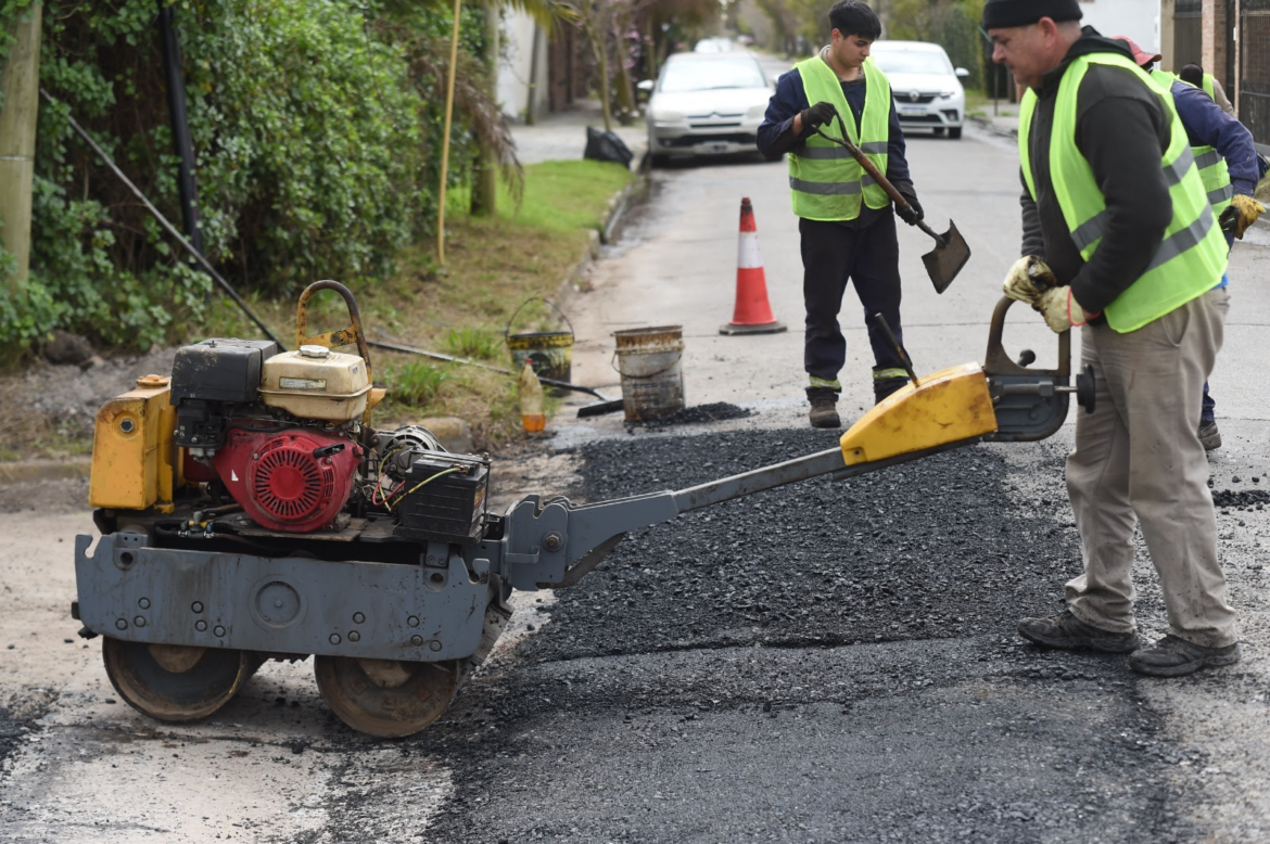 La Municipalidad ejecuta obras viales de reparación y renovación en las zonas norte y sur de La Plata