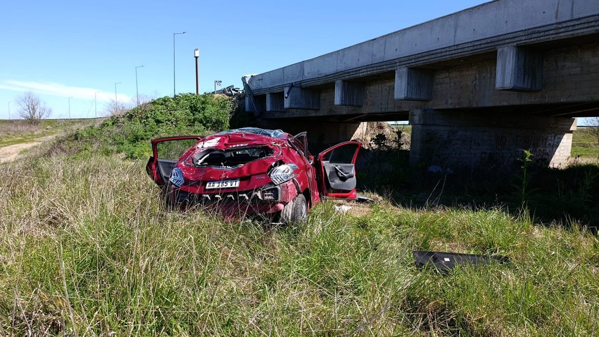 Una mujer de 74 años resultó gravemente herida tras un violento vuelco en la ruta 2