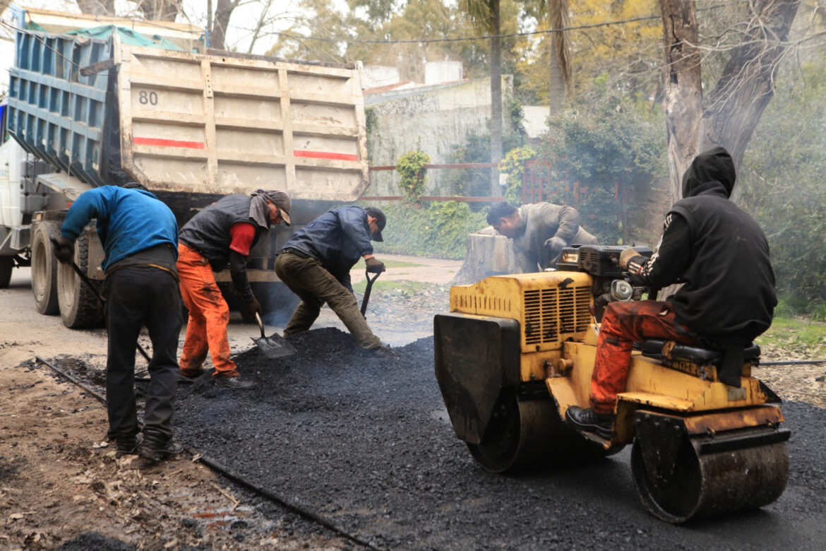 El Municipio ejecuta tareas de reparación asfáltica en distintos barrios de La Plata