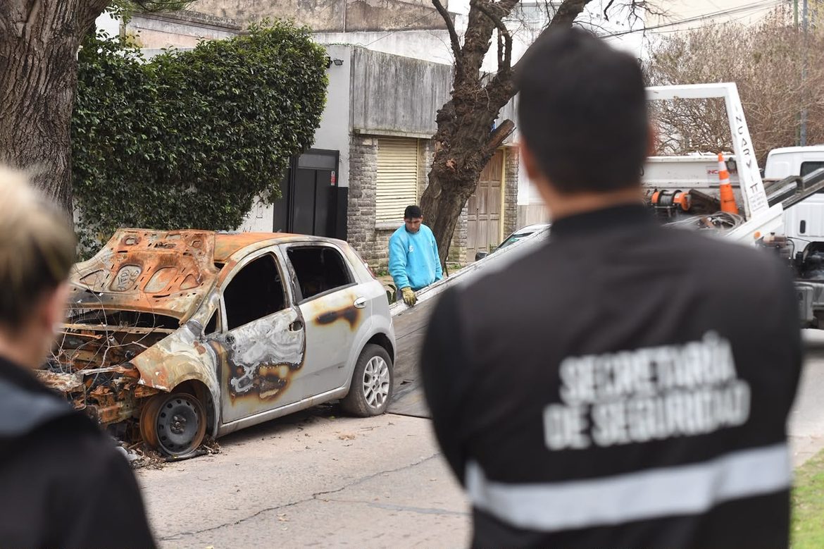 Continúa la remoción de vehículos abandonados: operativos en Los Hornos y el casco urbano
