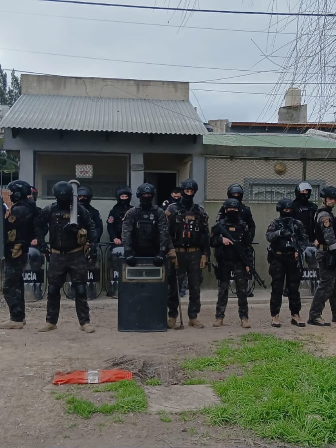 Allanaron dos viviendas por un robo a una verdulería y hallaron armas, marihuana y objetos sustraídos